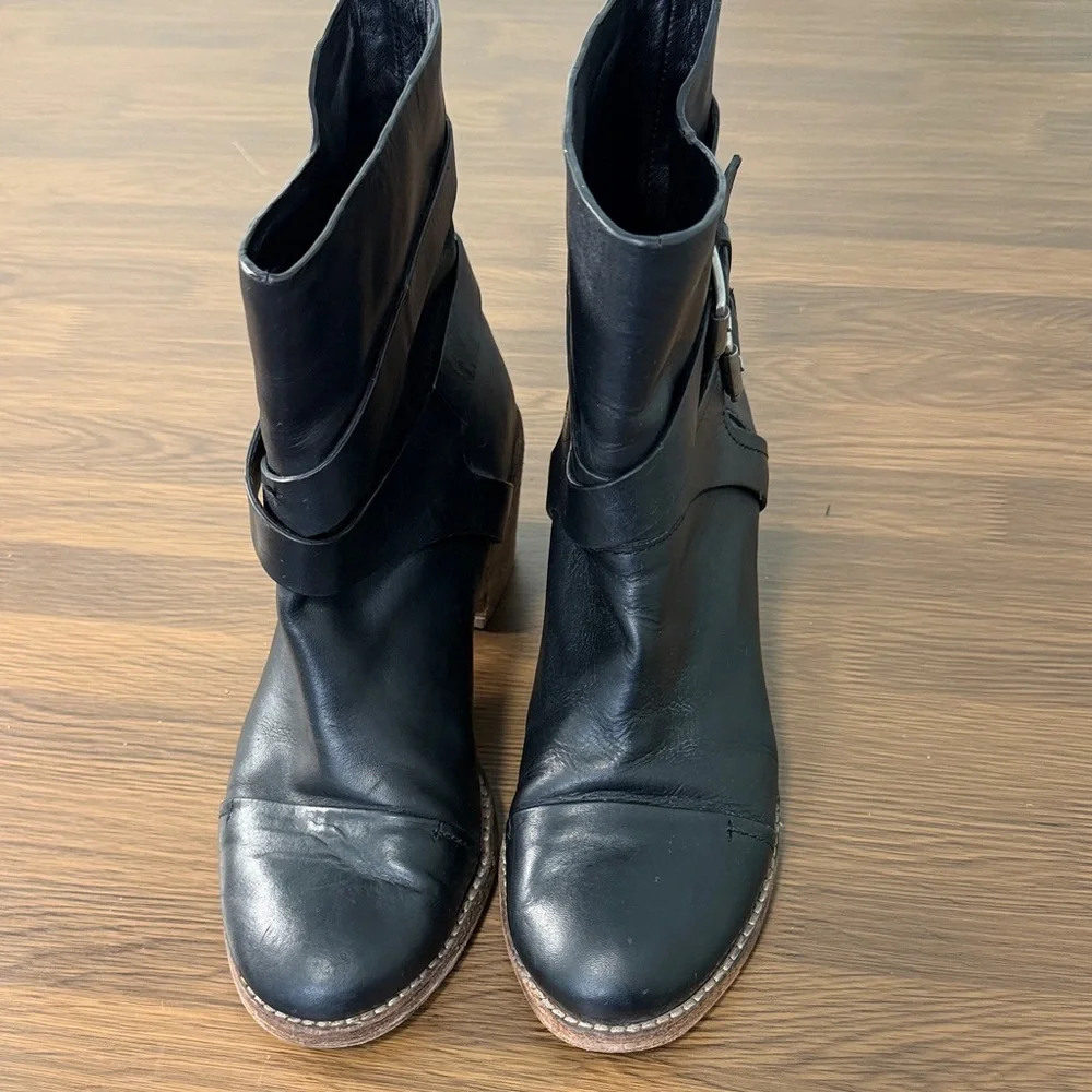 Belle by Sigerson Morrison Strappy Buckle Leather Biker‎ Moto Boots Sz 6B